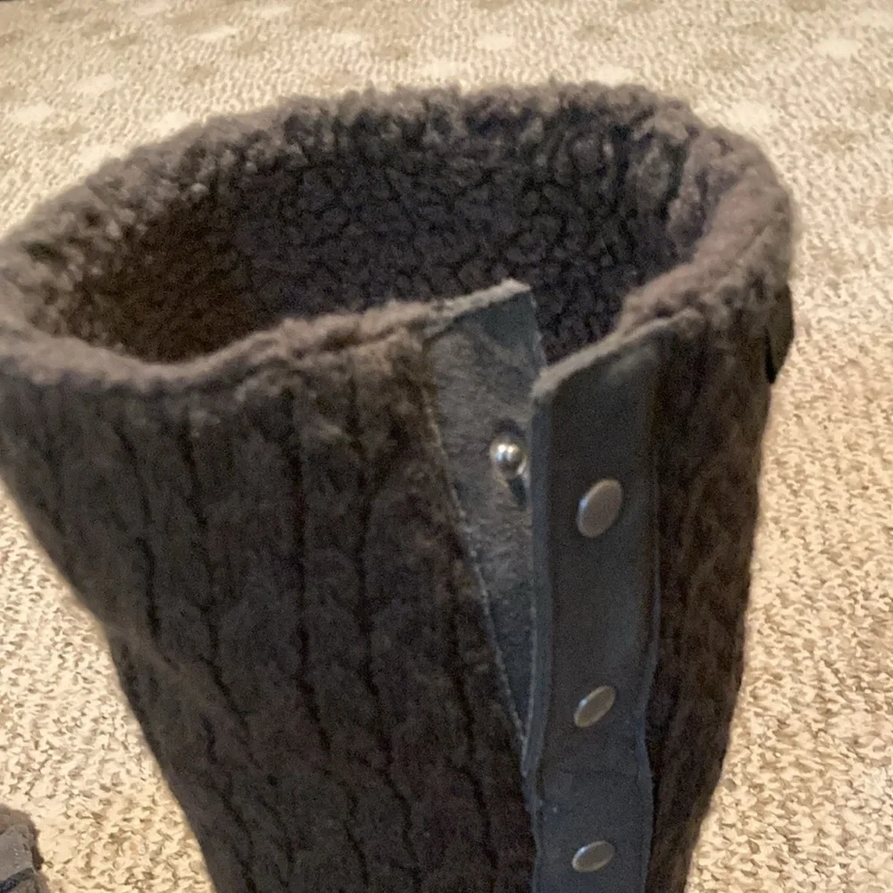 Charcoal Knit & Suede Sketchers Mid Calf Keepsake Boots EUC Size 8